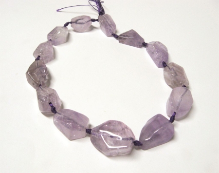 Preview: Amethyst Facettierte Nuggets Perlen ca. 35x20 mm Edelstein Strang